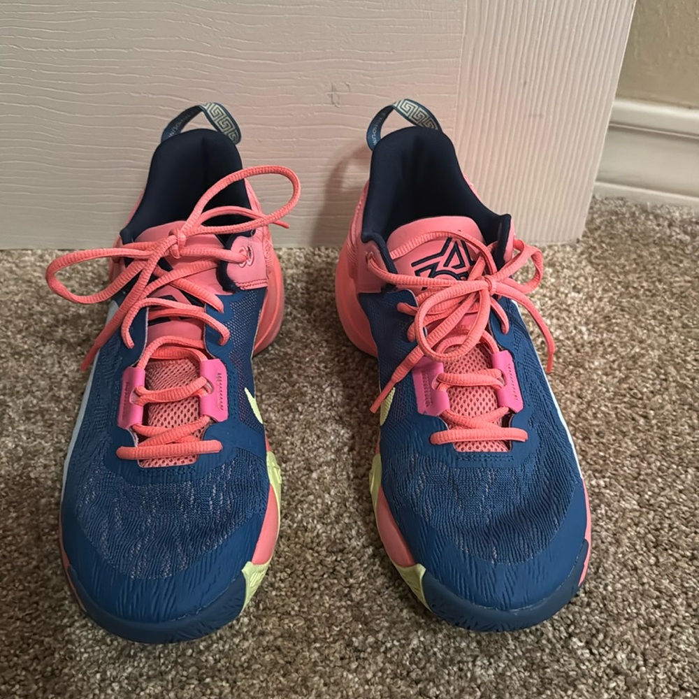 Mens Sneakers Nike Giannis Immortality 2 Shoes Size 8 Multicolor